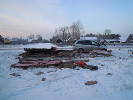Снесший автобусную остановку водитель уснул за рулем