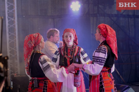 Под песни «Ивана Купалы» сыктывкарцы водили хороводы и танцевали кадриль