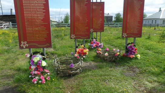 Школьники Усть-Ижмы обустроили площадку вокруг мемориалов