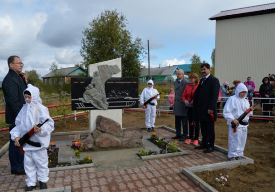 В Новикбоже открыли первый памятник воинам-оленеводам