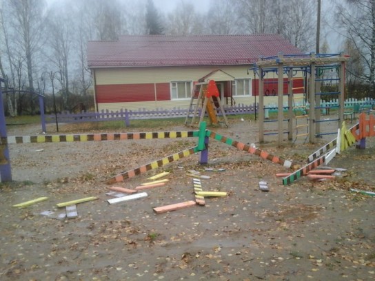В Важкурье разгромили детскую площадку