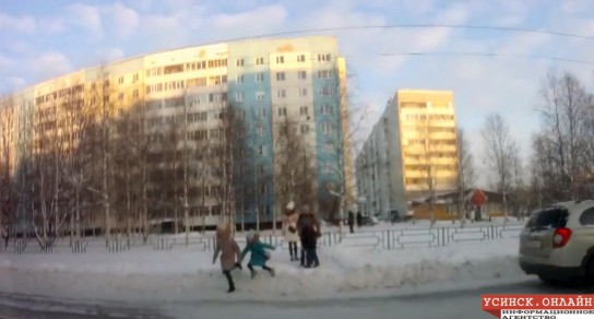 Усинцы семьями перелезают через заборы