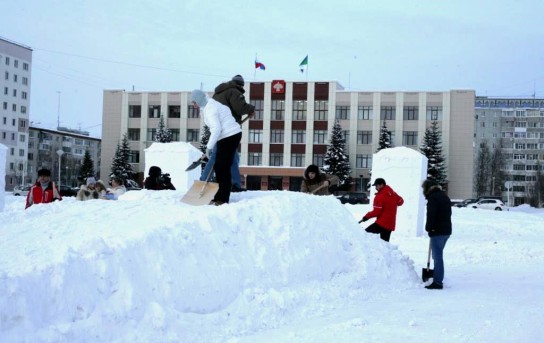 Усинцы на субботнике построили снежные горки