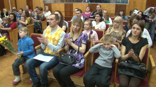 Молодые ухтинские семьи получили социальные выплаты