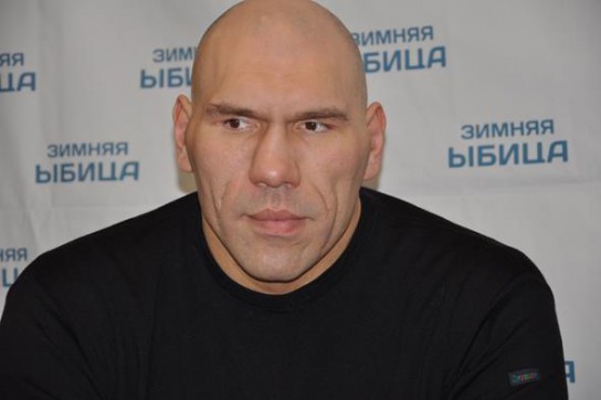 Николай Валуев на премии "Признание" целовался и вручал награды