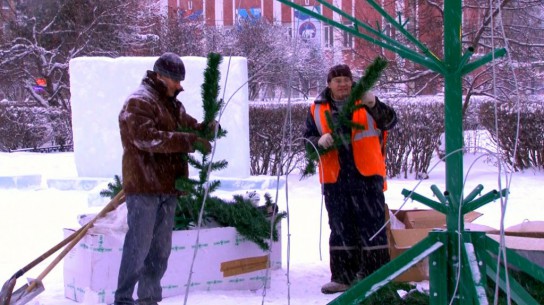 В Ухте возводят ледовый городок