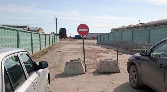 Мэрия Воркуты просит транспортную прокуратуру разблокировать въезд на парковку у перрона