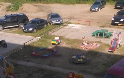 Усинки загорают: на детской площадке – топлес