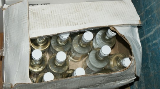 561 бутылку алкоголя изъяли из магазина на "харьягинской" дороге