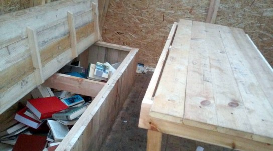 «Народный контроль»: Вандалы разгромили читальные беседки в городском парке