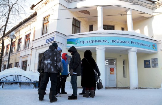 Родители будущих первоклассников трое суток дежурили у дверей Пушкинской гимназии