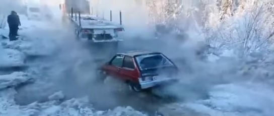 На зимнике в Печорском районе застряли в пробке более ста машин