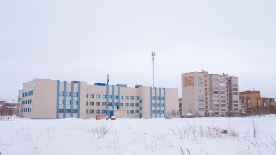 В Инте водитель авто повредил фасад новой школы