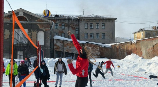 В Воркуте прошел уличный турнир по снежному волейболу