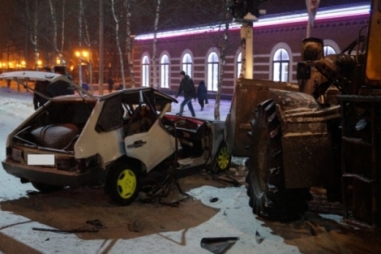 В Инте злостная нарушительница влетела под трактор на своей «девятке»