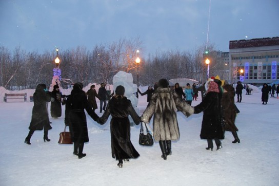 В центре Воркуты с хороводом и танцами открыли снежный городок
